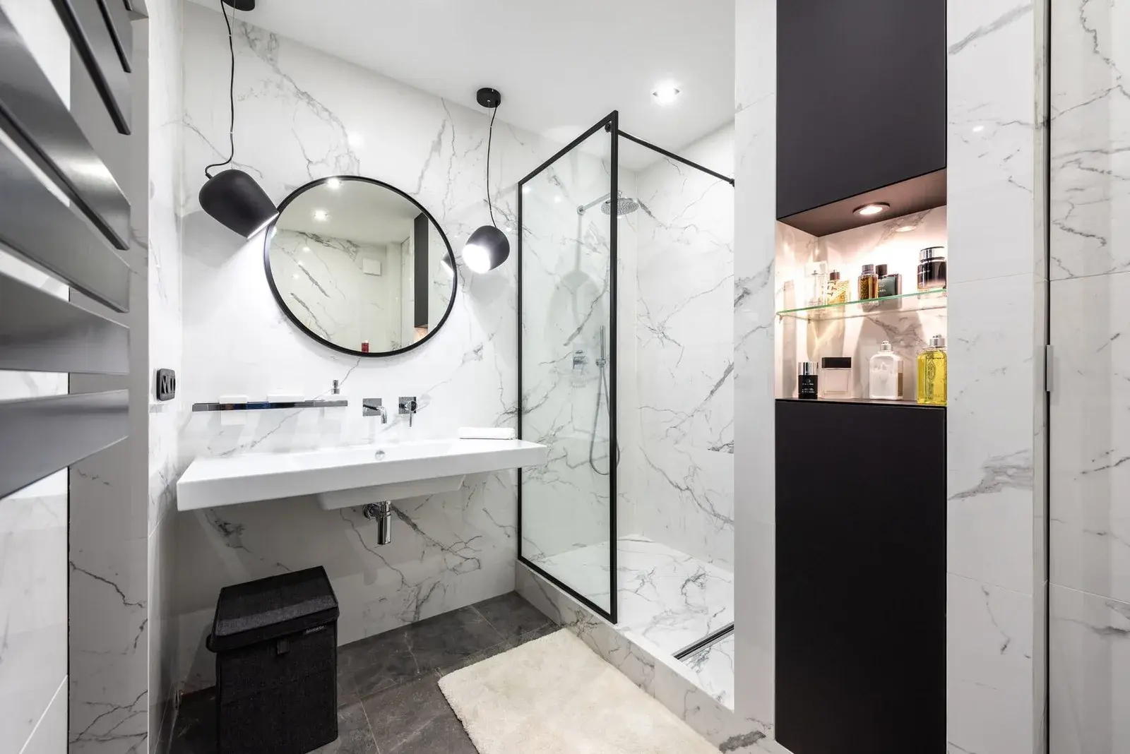 Salle de bain en marbre avec miroir rond