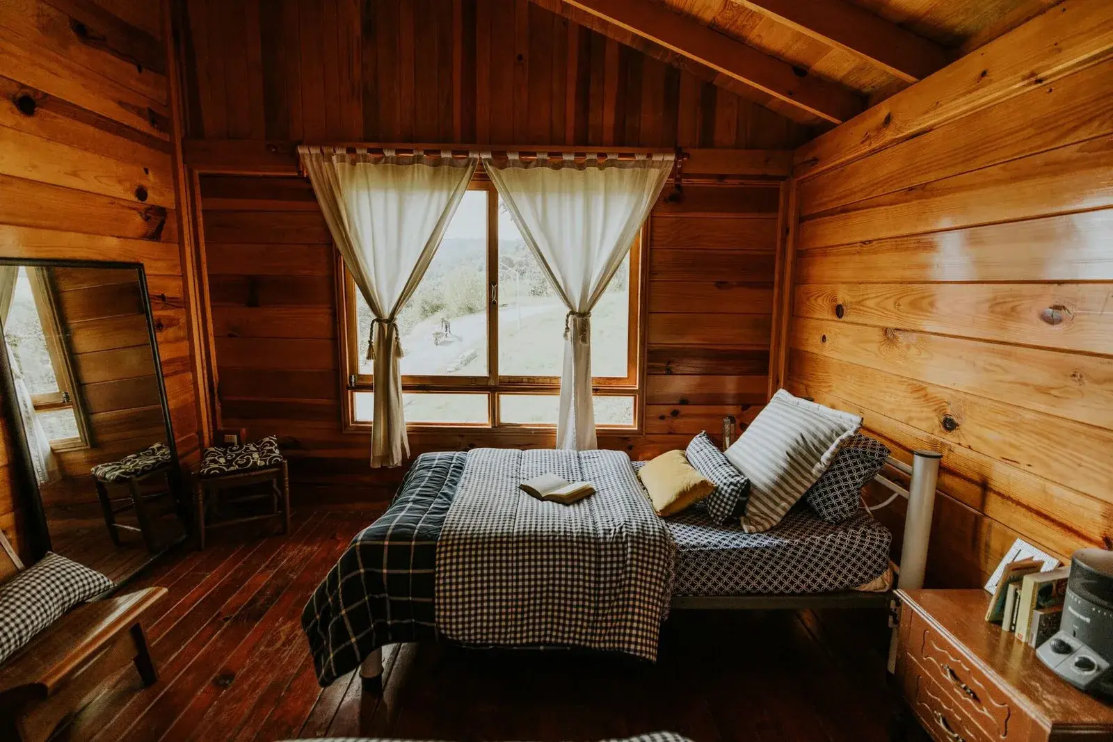 Chambre sous combles avec lambris de bois