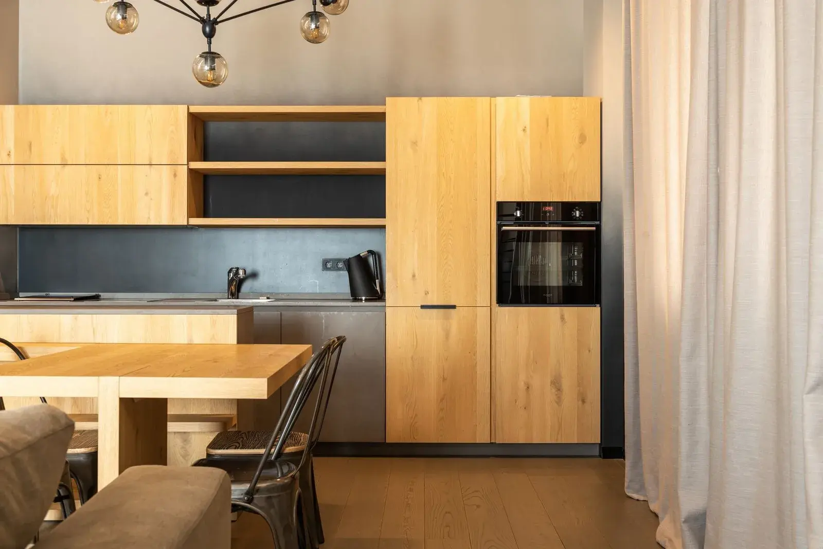 Cuisine en bois clair avec table