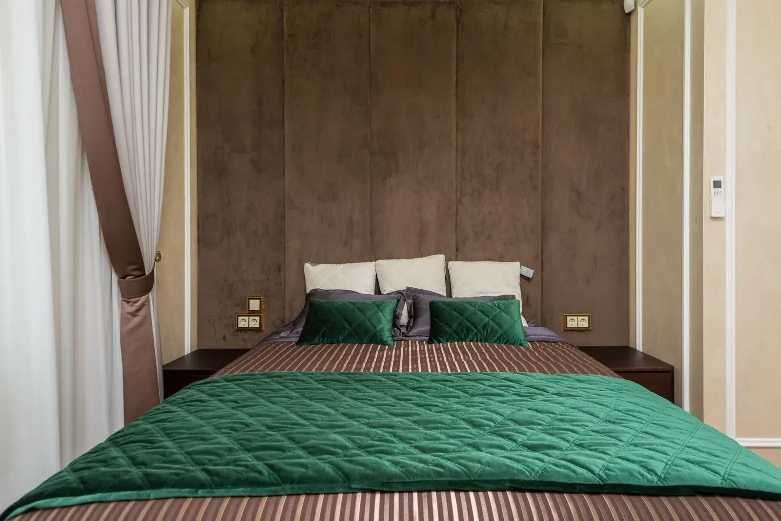 Chambre avec couvre-lit vert