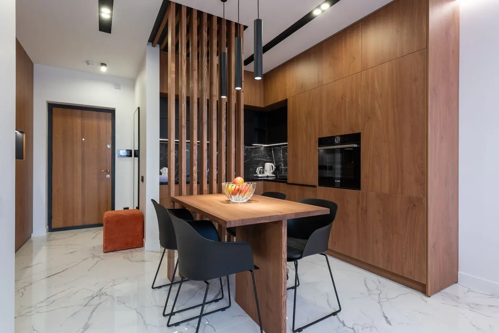 Coin repas avec table en bois
